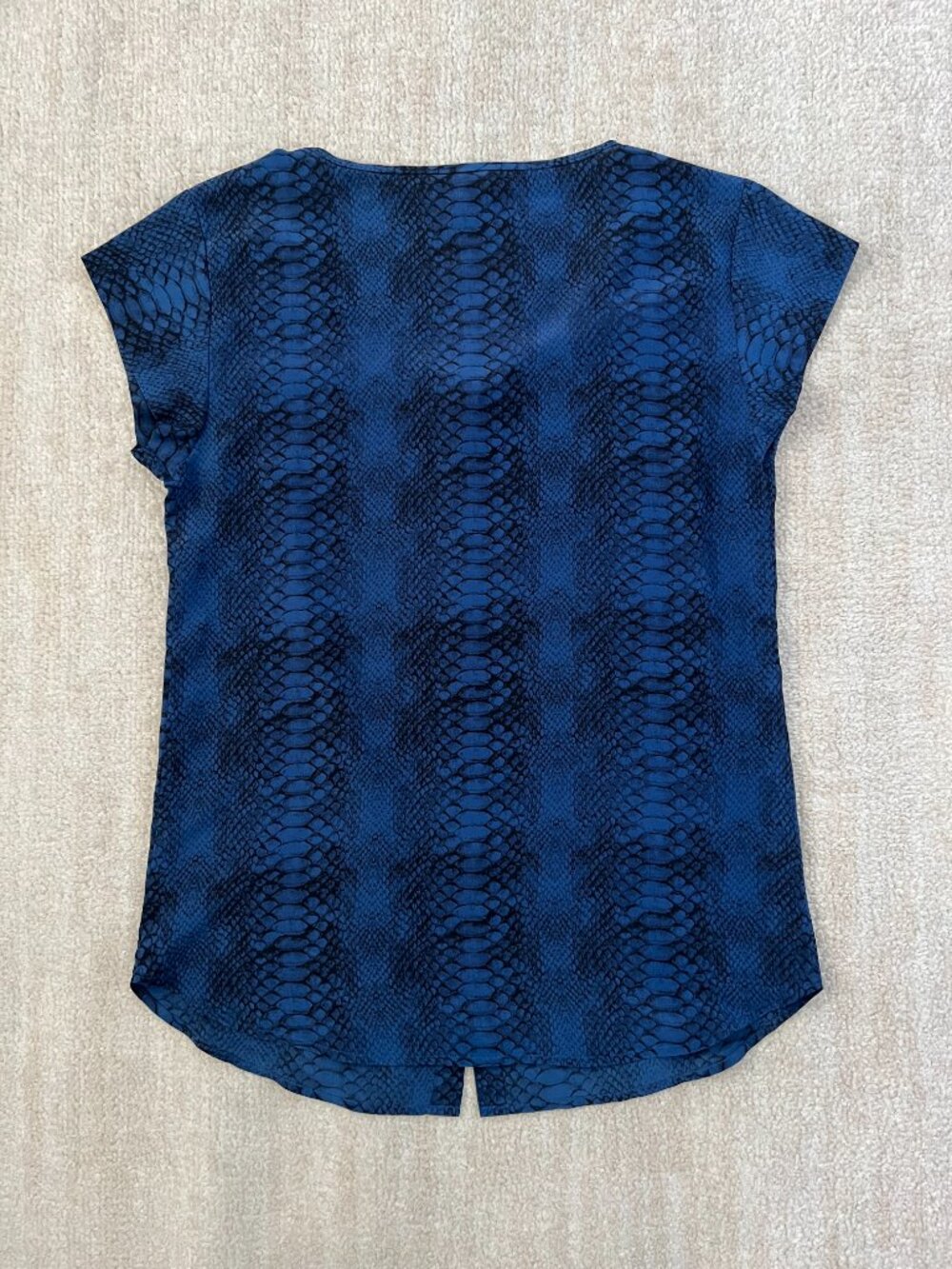 Joie Short Sleeve Black Blue Button Up Blouse Top L Reptile Print - Picture 4 of 6